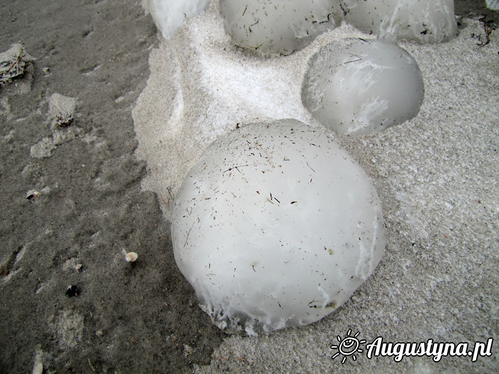 Kule lodowe na brzegu Zatoki Puckiej w Jastarni na Pwyspie Helskim 