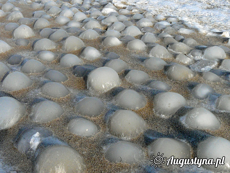 Kule lodowe na brzegu Zatoki Puckiej w Jastarni na Pwyspie Helskim 