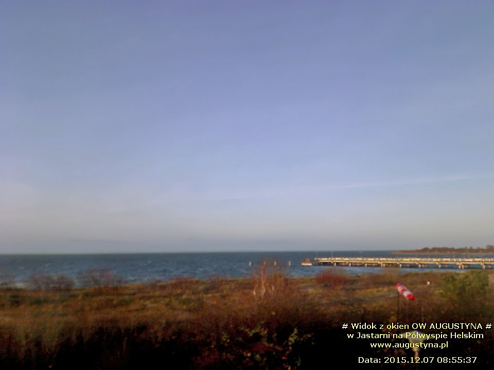 Widok na Zatokę Pucką oraz molo z okna OW AUGUSTYNA w Jastarni na Półwyspie Helskim  
