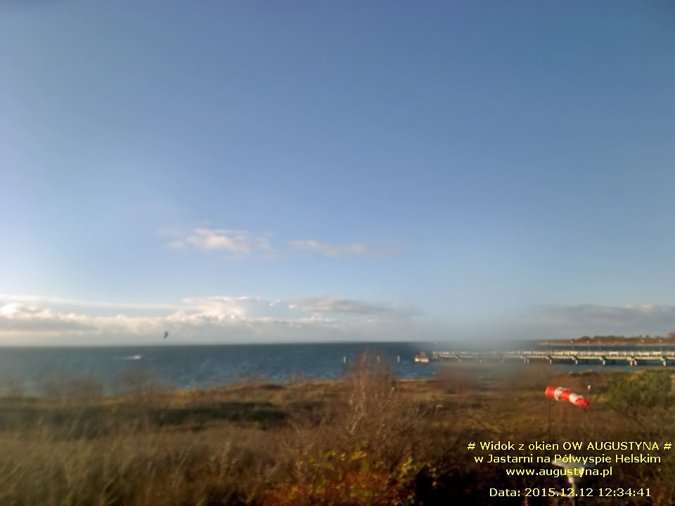 Widok na Zatokę Pucką oraz molo z okna OW AUGUSTYNA w Jastarni na Półwyspie Helskim  