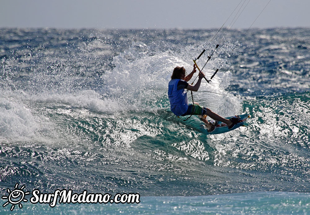 Windsurfing and kitesurfing at El Cabezo 25-11-2015  
