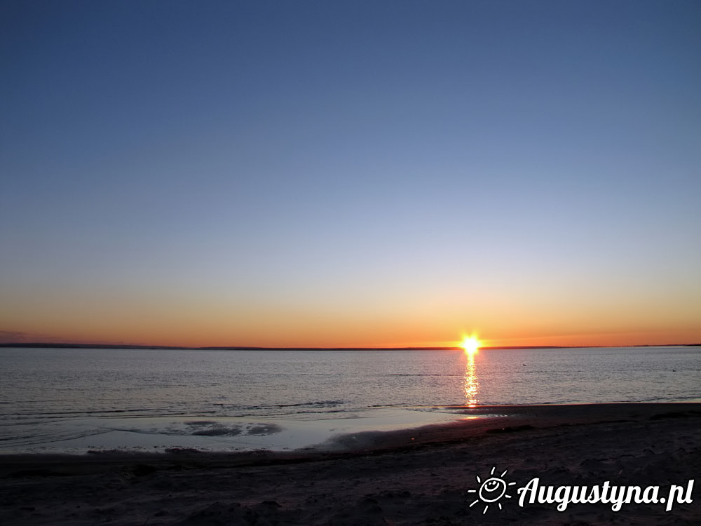 Wczasy nad morzem czyli przedwiosenne słońce i plaża widziane z okna OW AUGUSTYNA w Jastarni na Półwyspie Helskim
