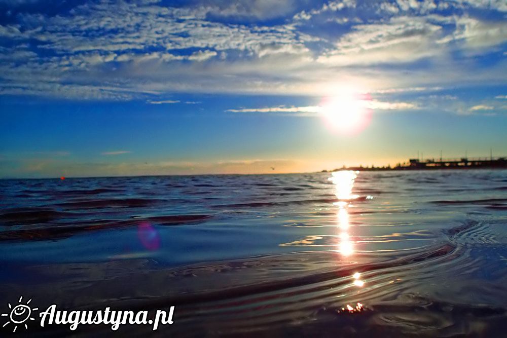 Lipiec, czyli  wczasy nad morzem, słońce, plaża i wiatr w Jastarni na Półwyspie Helskim widziane z okna OW AUGUSTYNA