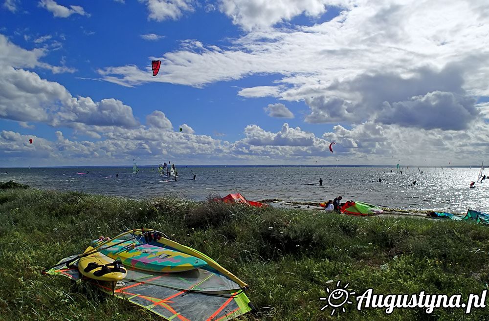 Lipiec, czyli  wczasy nad morzem, słońce, plaża i wiatr w Jastarni na Półwyspie Helskim widziane z okna OW AUGUSTYNA