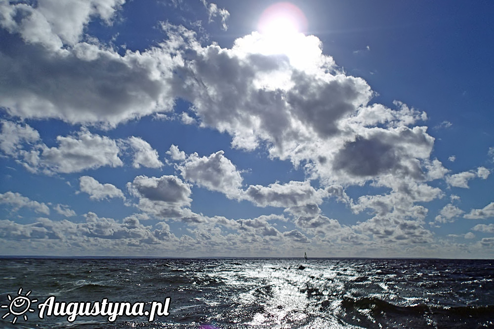 Wczasy nad morzem czyli lipiec, słońce, plaża i wiatr widziane z pokoju z widokiem na morze w OW AUGUSTYNA Jastarnia Półwysep Hel