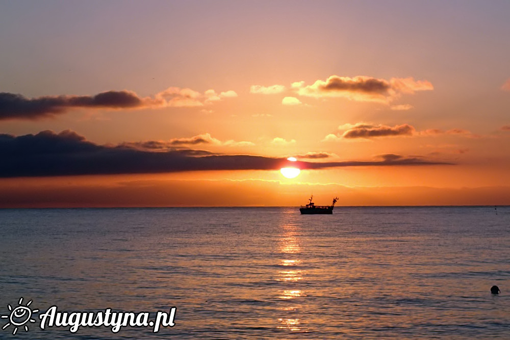 Wczasy nad morzem czyli lipiec, słońce, plaża i wiatr widziane z pokoju z widokiem na morze w OW AUGUSTYNA Jastarnia Półwysep Hel