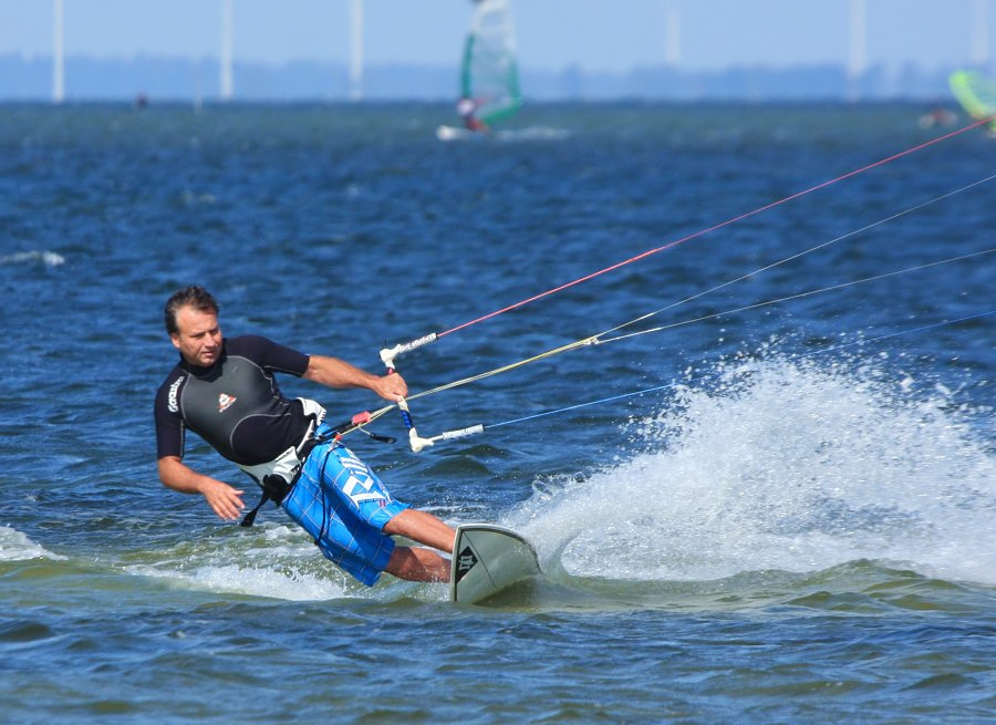 Słońce, wiatr, morze, zatoka i plaża, czyli windsurfing i kitesurfing na Półwyspie Helskim