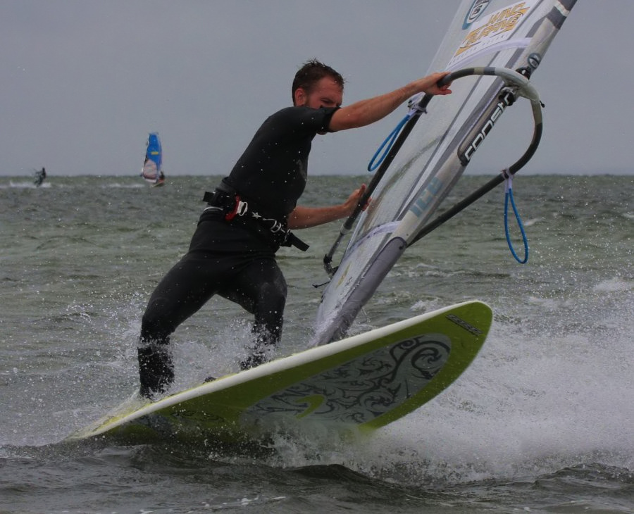 Soce, wiatr, morze, zatoka i plaa, czyli windsurfing i kitesurfing na Pwyspie Helskim