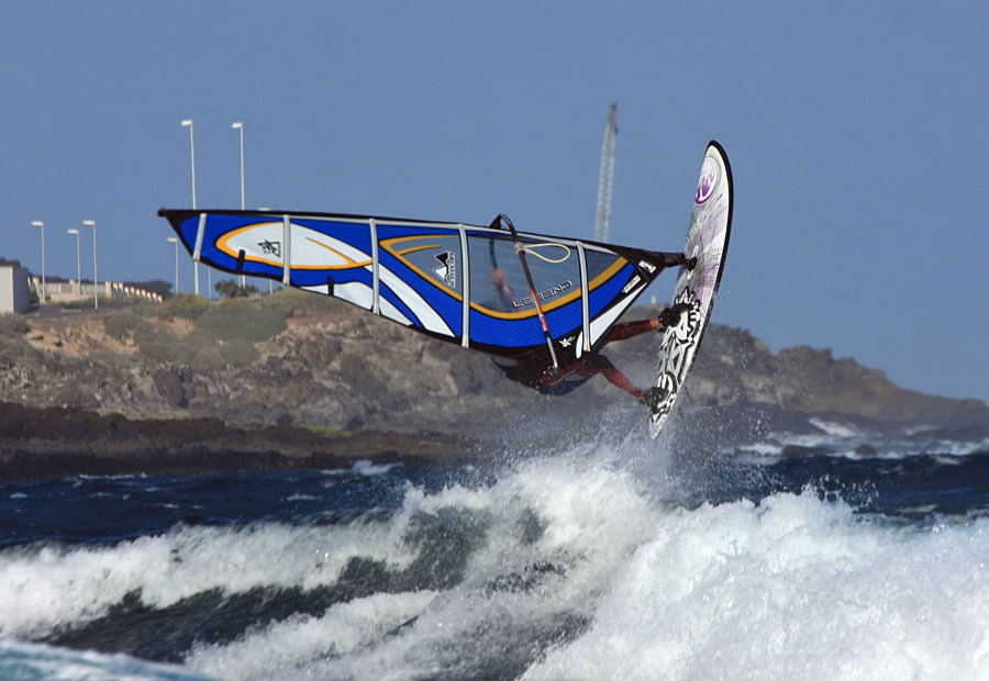 Windsurfing and kitesurfing on Playa del Cabezo in El Medano on Tenerife