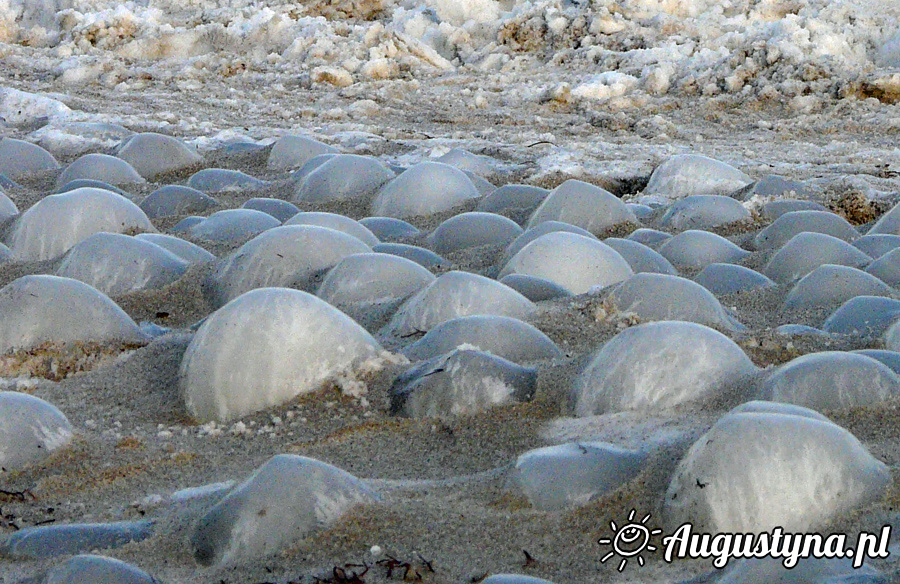 Kule lodowe na brzegu Zatoki Puckiej w Jastarni na Półwyspie Helskim 