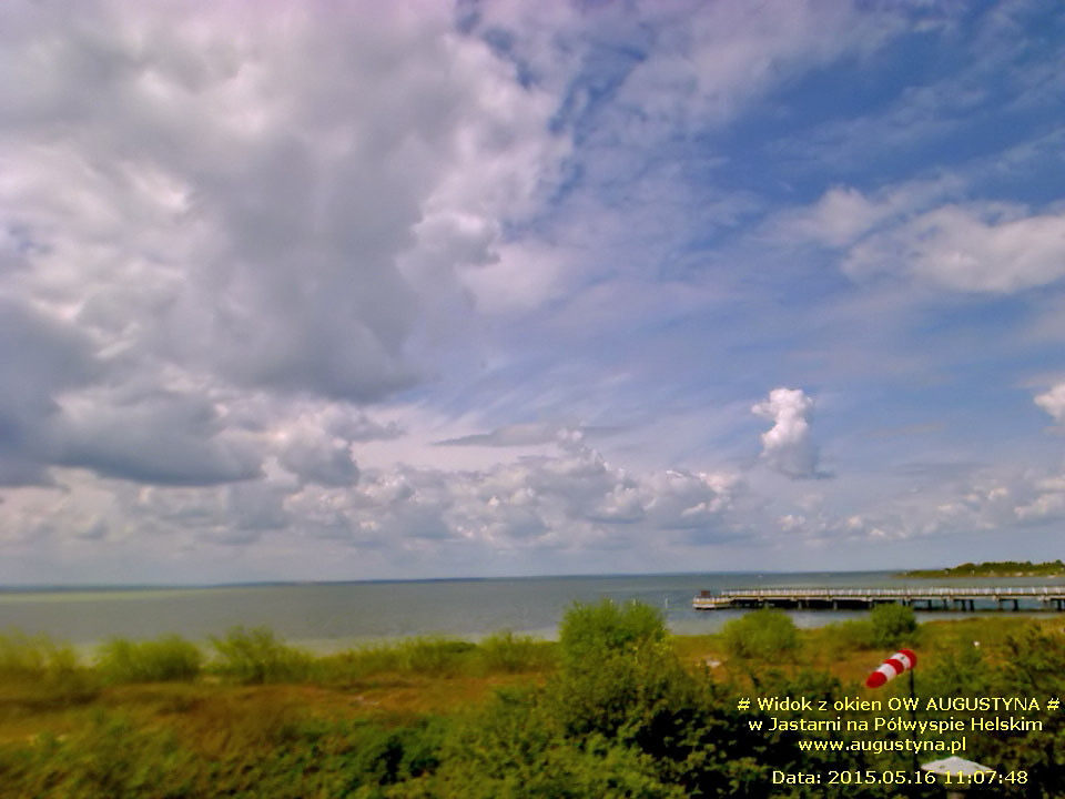 Widok na Zatokę Pucką oraz molo z okna OW AUGUSTYNA w Jastarni na Półwyspie Helskim