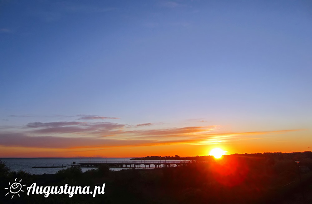 Zachód słońca Widok na Zatokę Pucką oraz molo z okna OW AUGUSTYNA w Jastarni na Półwyspie Helskim